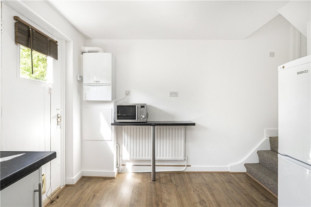 Flat Colvestone Crescent in Greater London