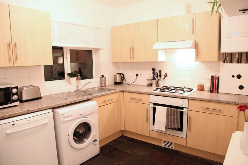 Flat Heathfield Road in Greater London