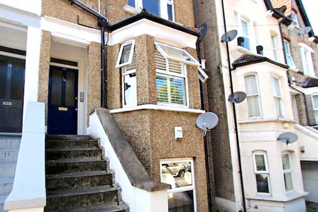 Flat Heathfield Road in Greater London