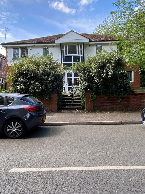 Flat Russell Road in Manchester
