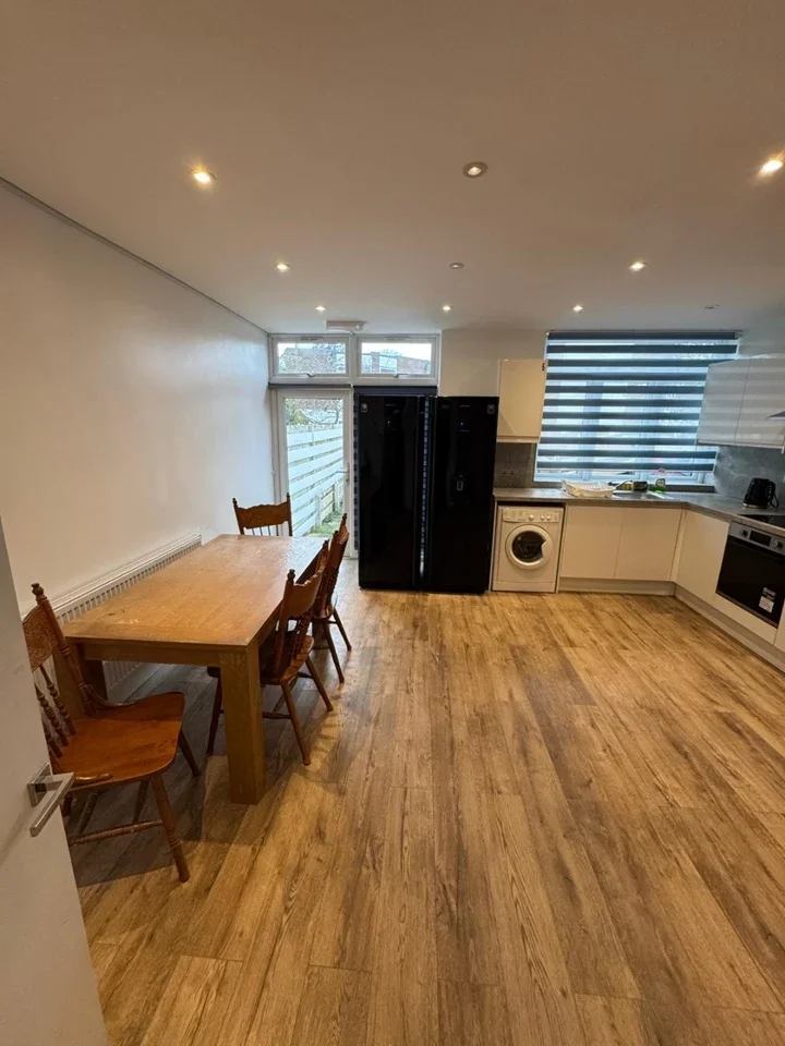 Room Ellesmere Avenue in Greater London