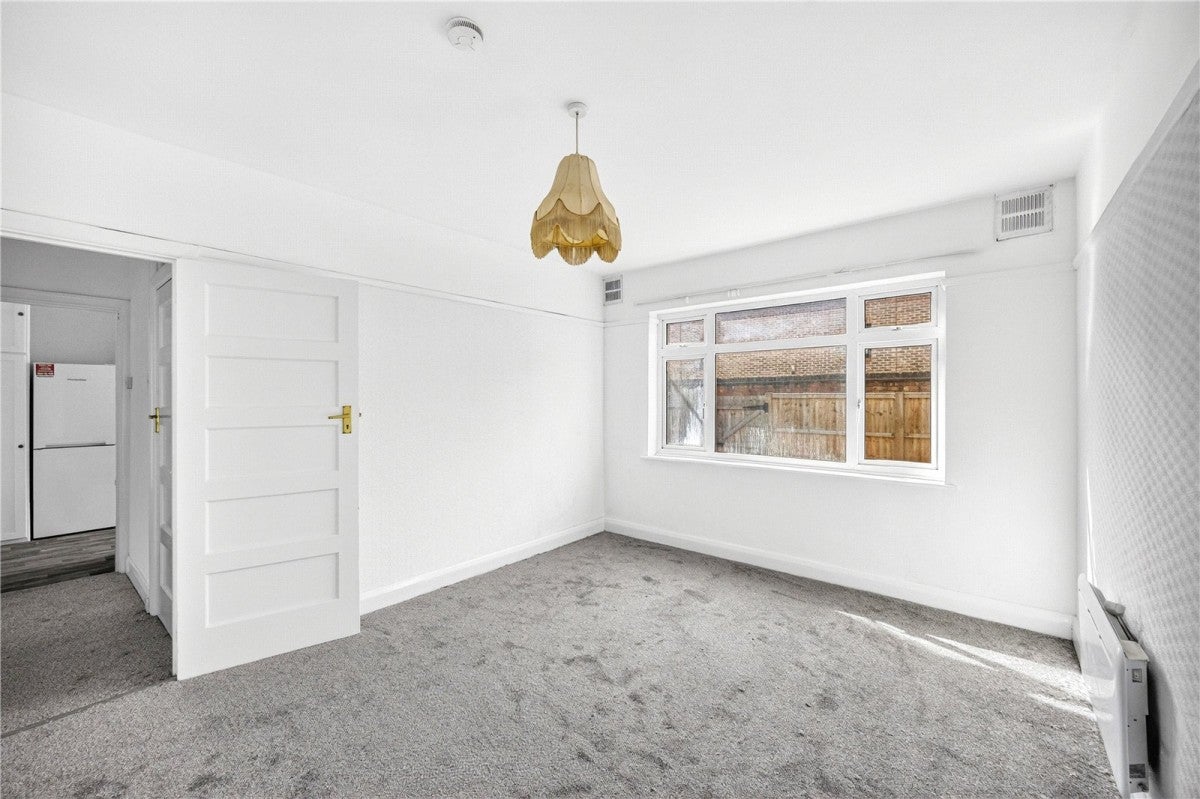 Flat Leyburn Close in Greater London