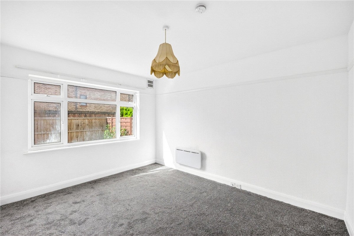 Flat Leyburn Close in Greater London