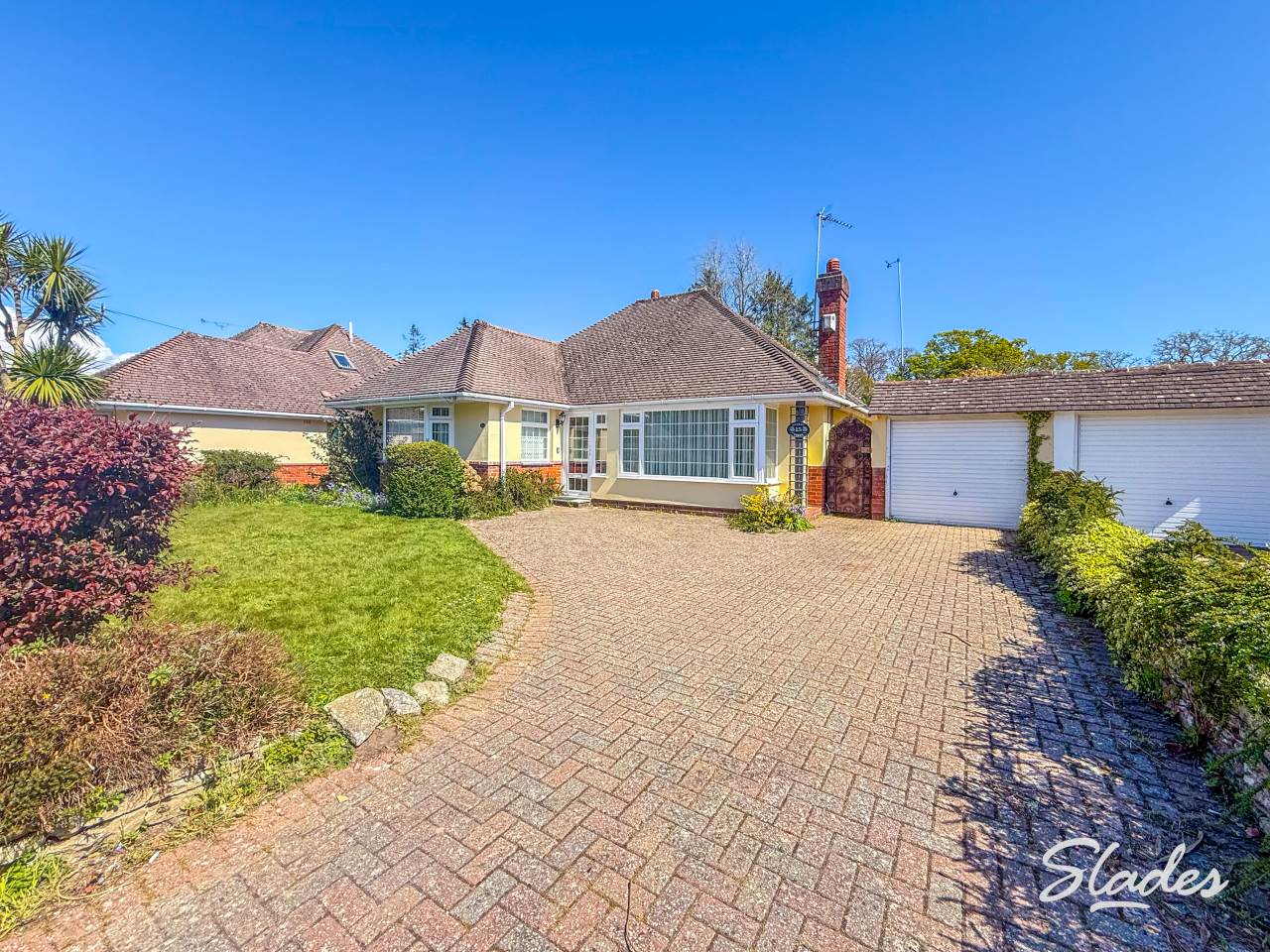 House Rossley Close in Highcliffe-on-Sea