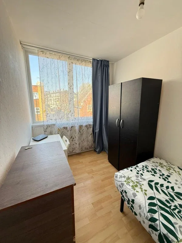 Room Poplar High Street in Greater London