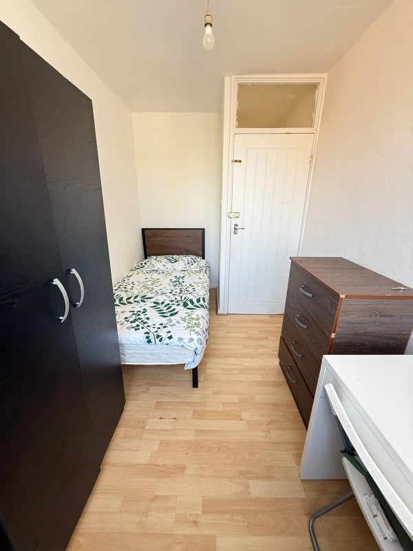 Room Poplar High Street in Greater London