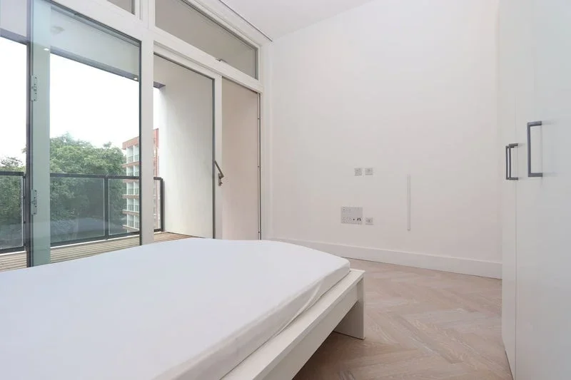 Room Sterling Way in Greater London