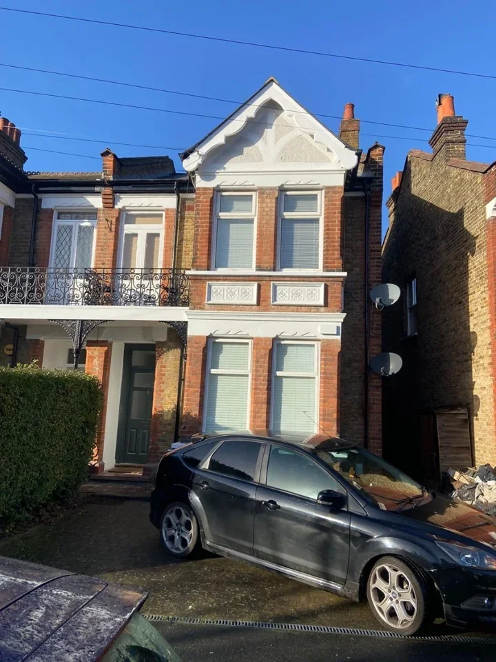House Sidney Road in Greater London