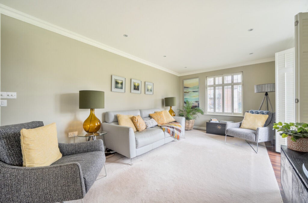 Flat Stronsay Close in Waverley