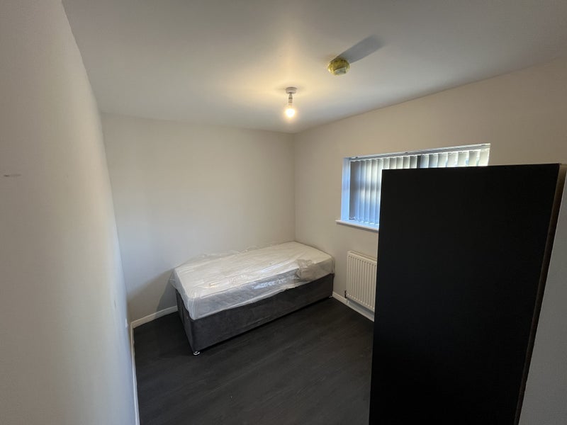 Room Woodland Avenue in Slough