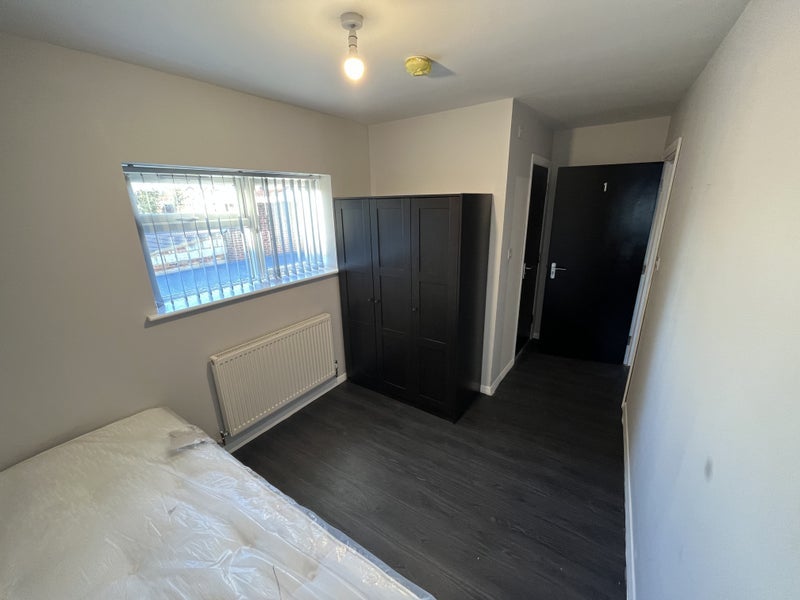 Room Woodland Avenue in Slough