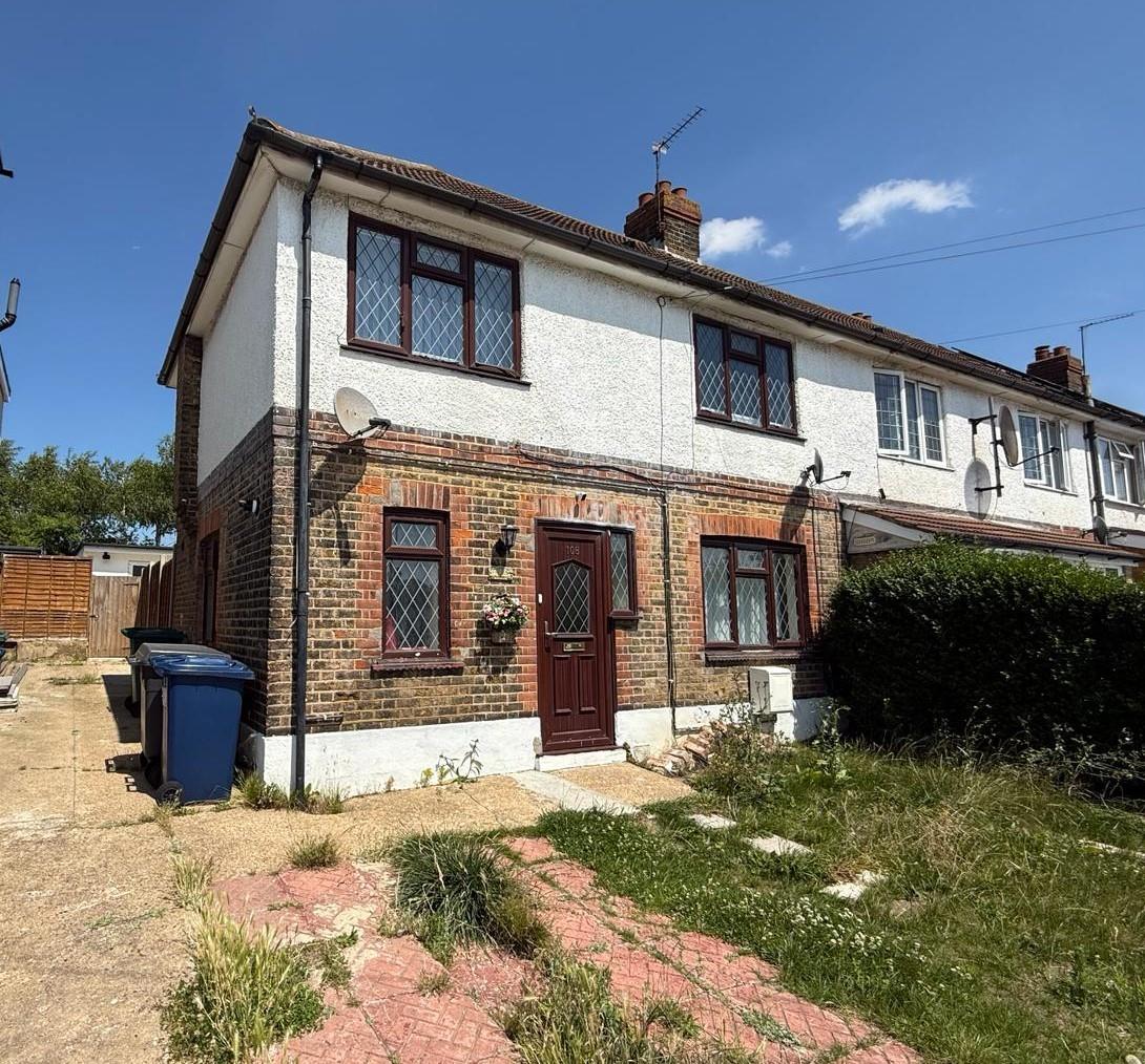 House Sturgess Avenue in Greater London