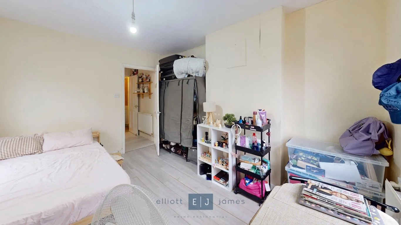 Flat Hoe Street in Greater London