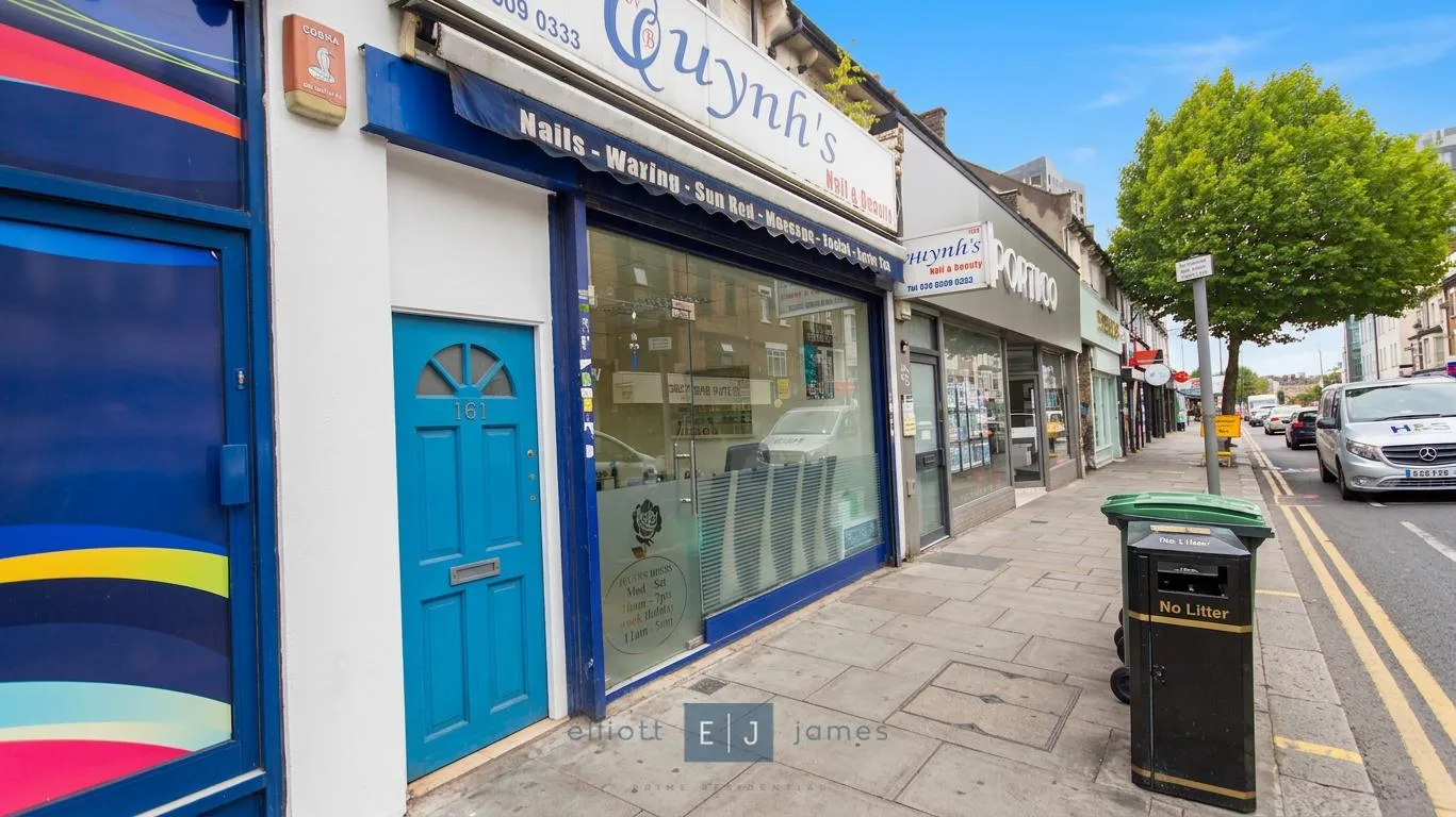 Flat Hoe Street in Greater London