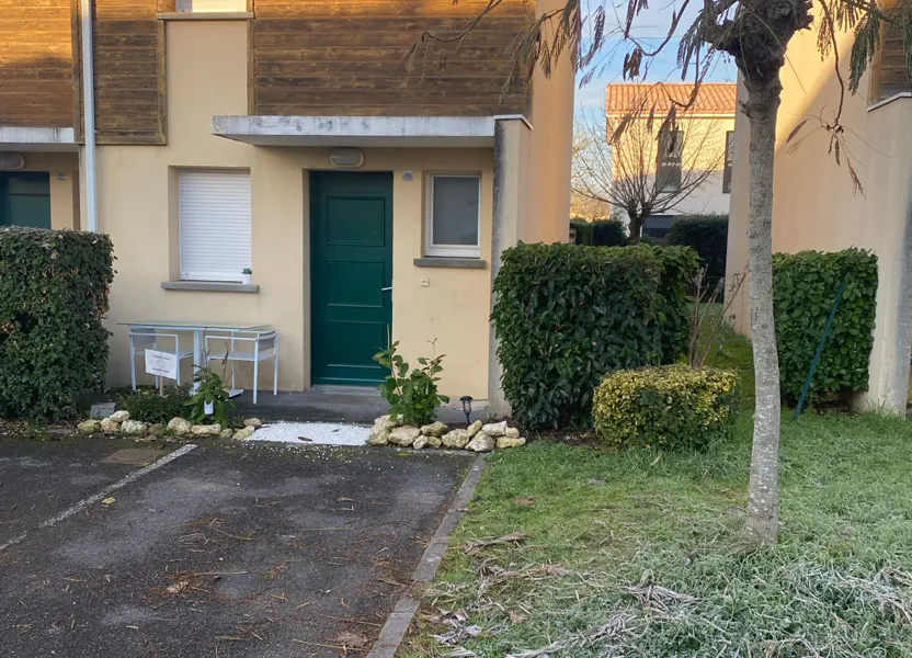 Flat Route de Viaud in Lalande-de-Pomerol