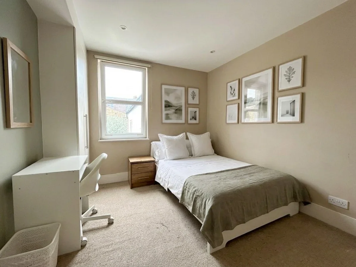 Room Marville Road in Greater London