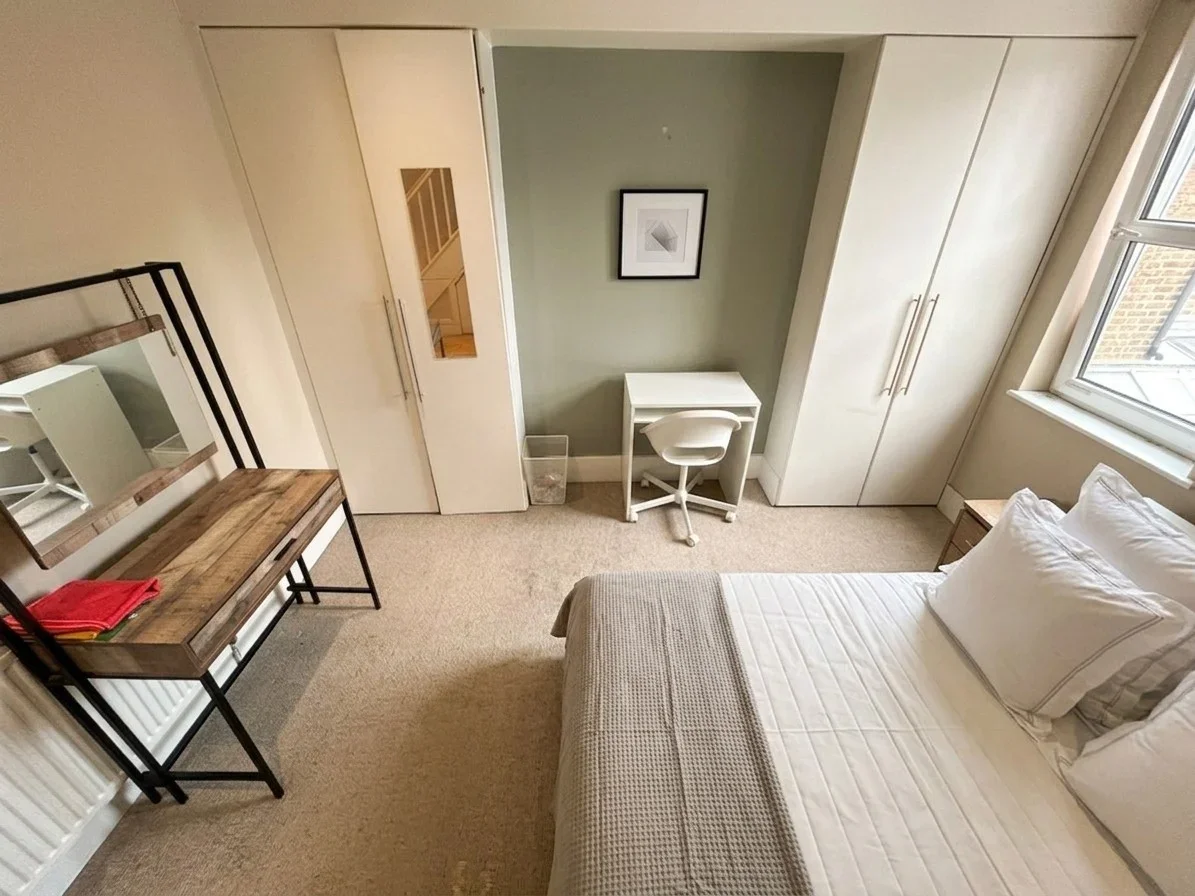 Room Marville Road in Greater London