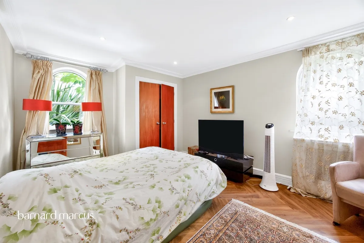Flat Oriel Drive in Greater London