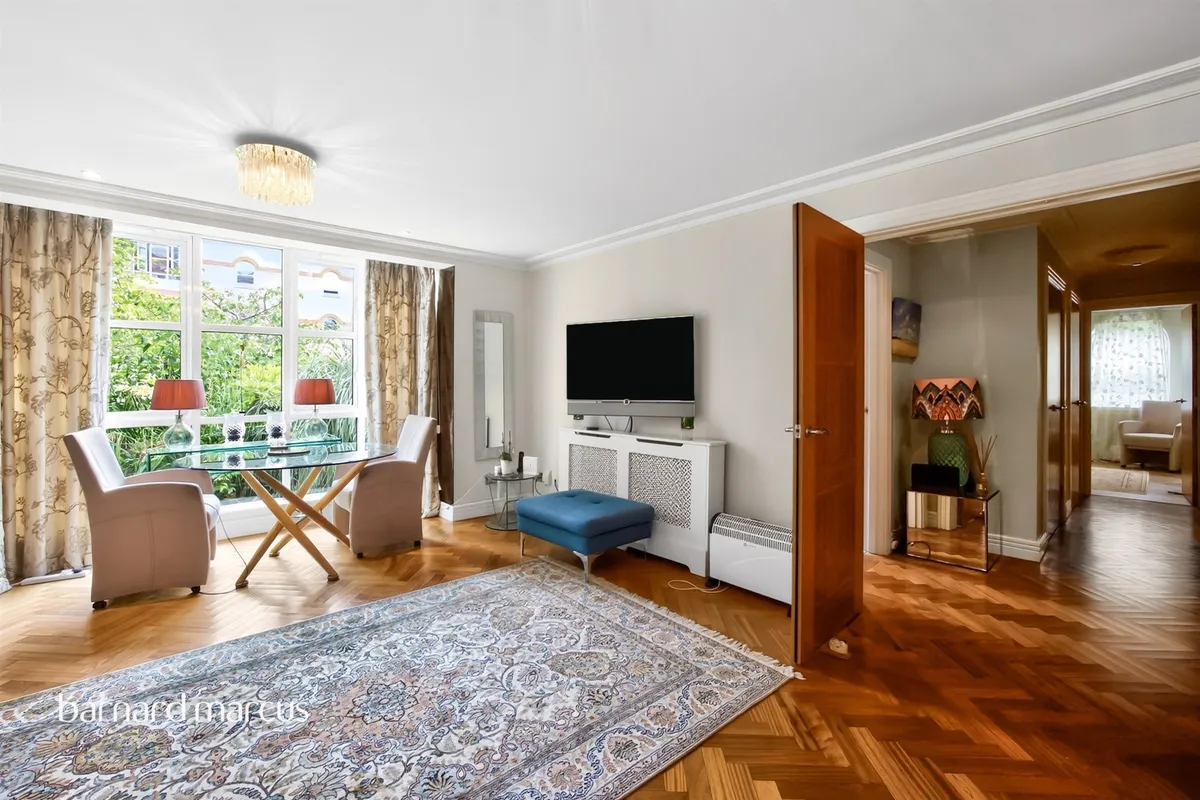 Flat Oriel Drive in Greater London