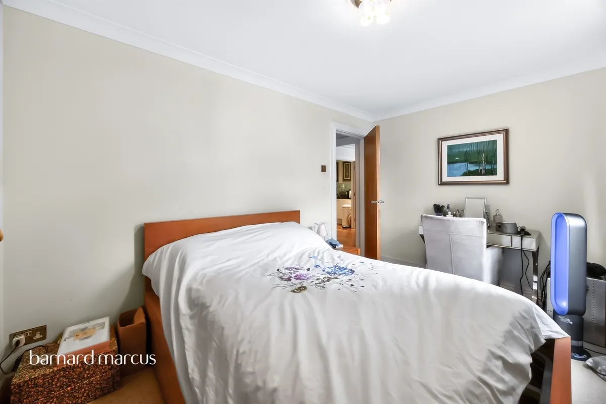 Flat Oriel Drive in Greater London