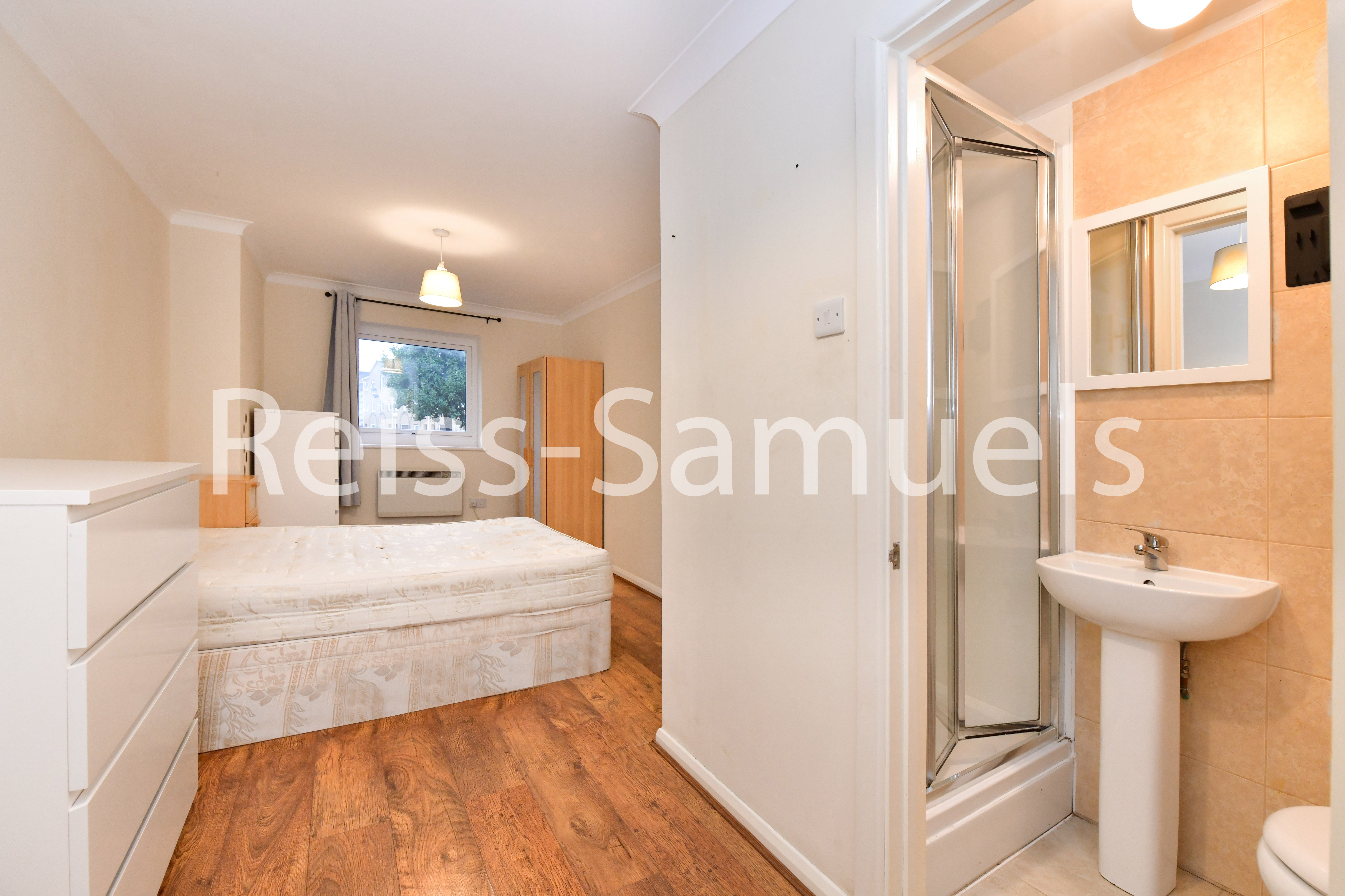 Flat Cyclops Mews in Greater London