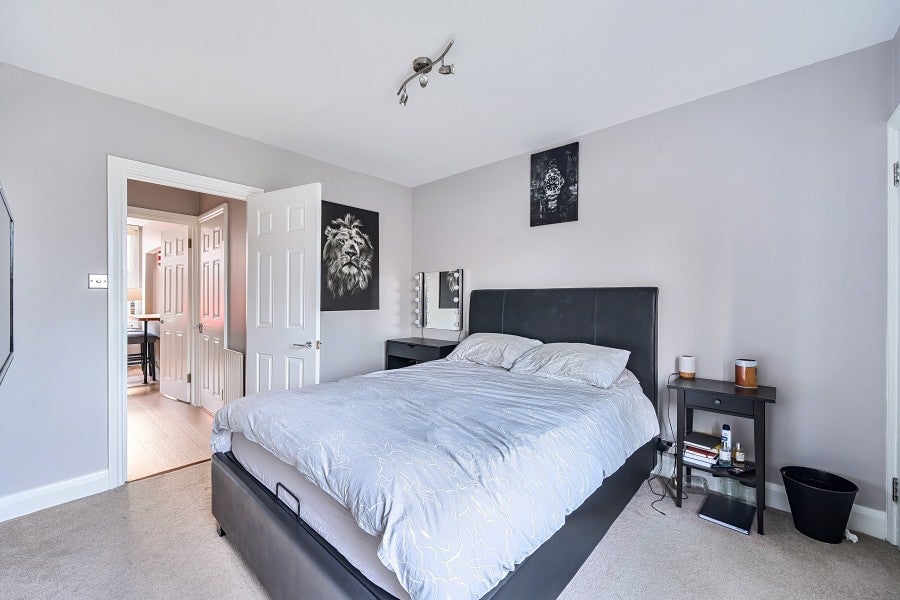 Flat Central Road in Greater London