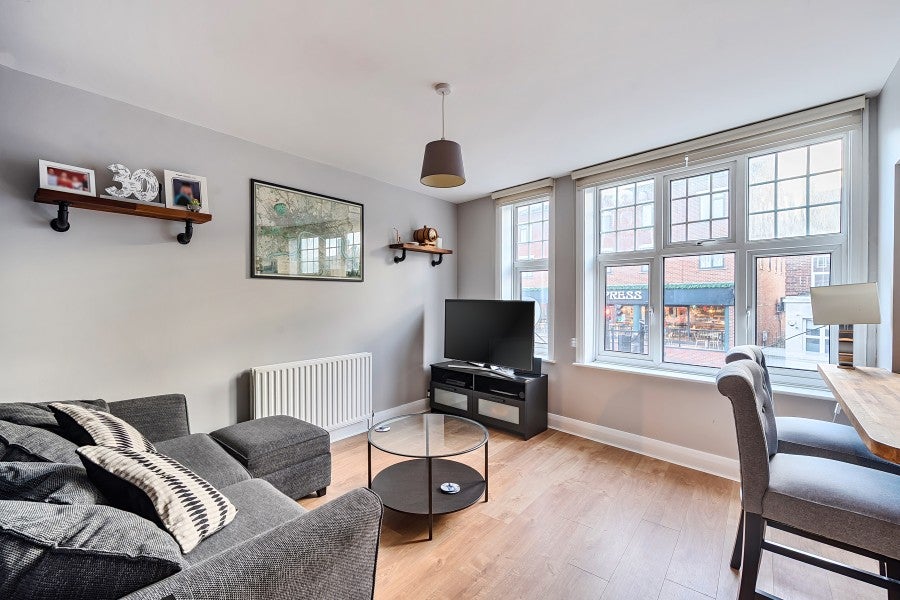 Flat Central Road in Greater London