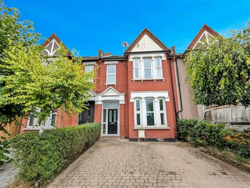 Room Hazelbank Road in Greater London