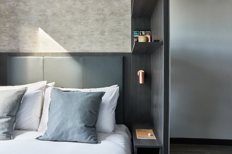 Flat Adams Plaza in Greater London