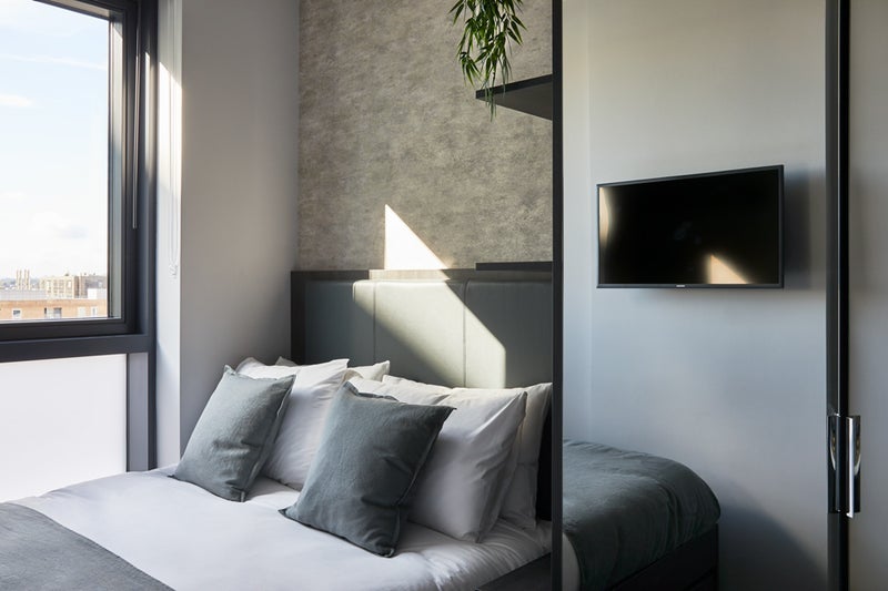 Flat Adams Plaza in Greater London