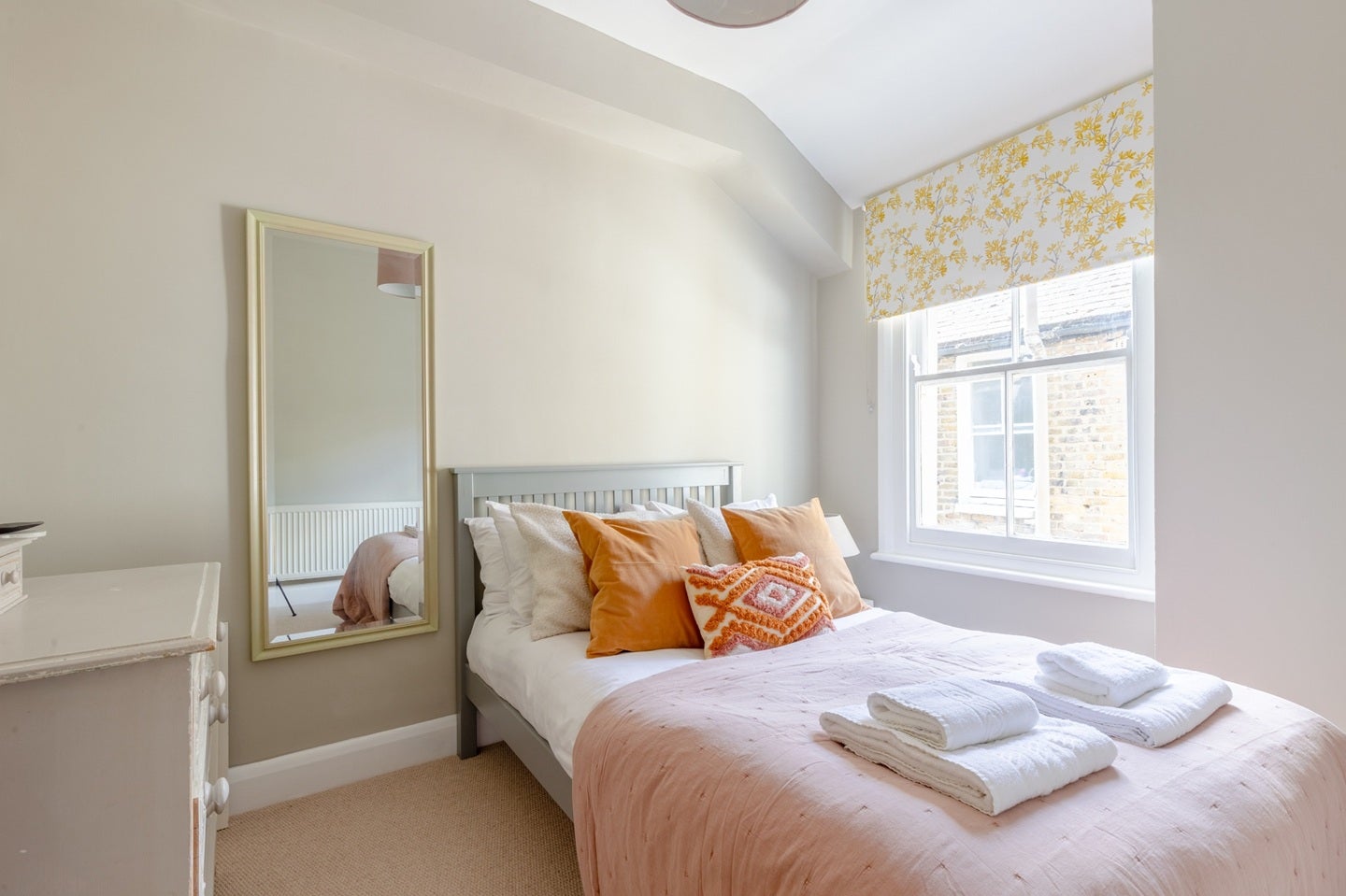 Flat Cato Road in Greater London