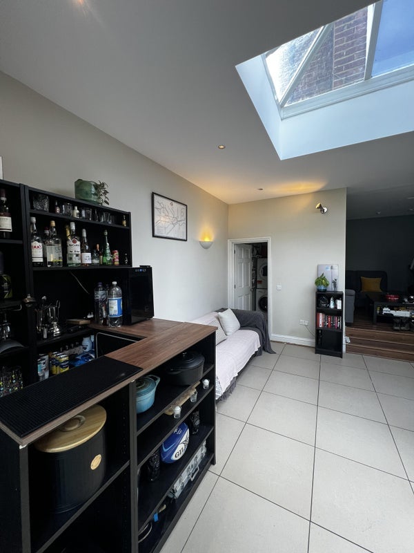 Room Holmbush Road in Greater London
