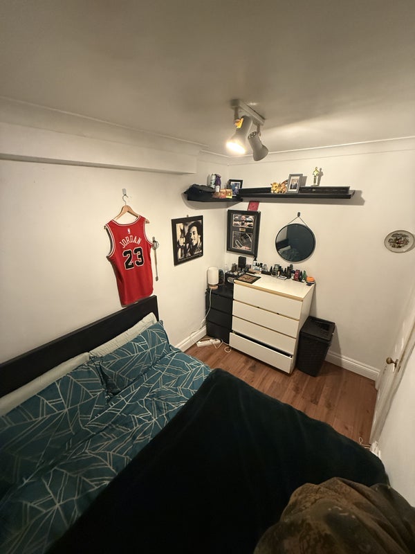 Room Holmbush Road in Greater London