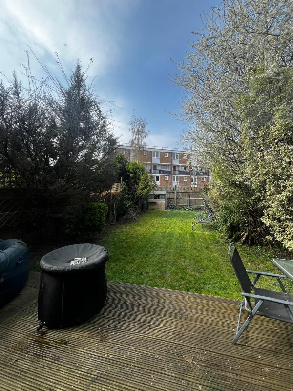 Room Holmbush Road in Greater London