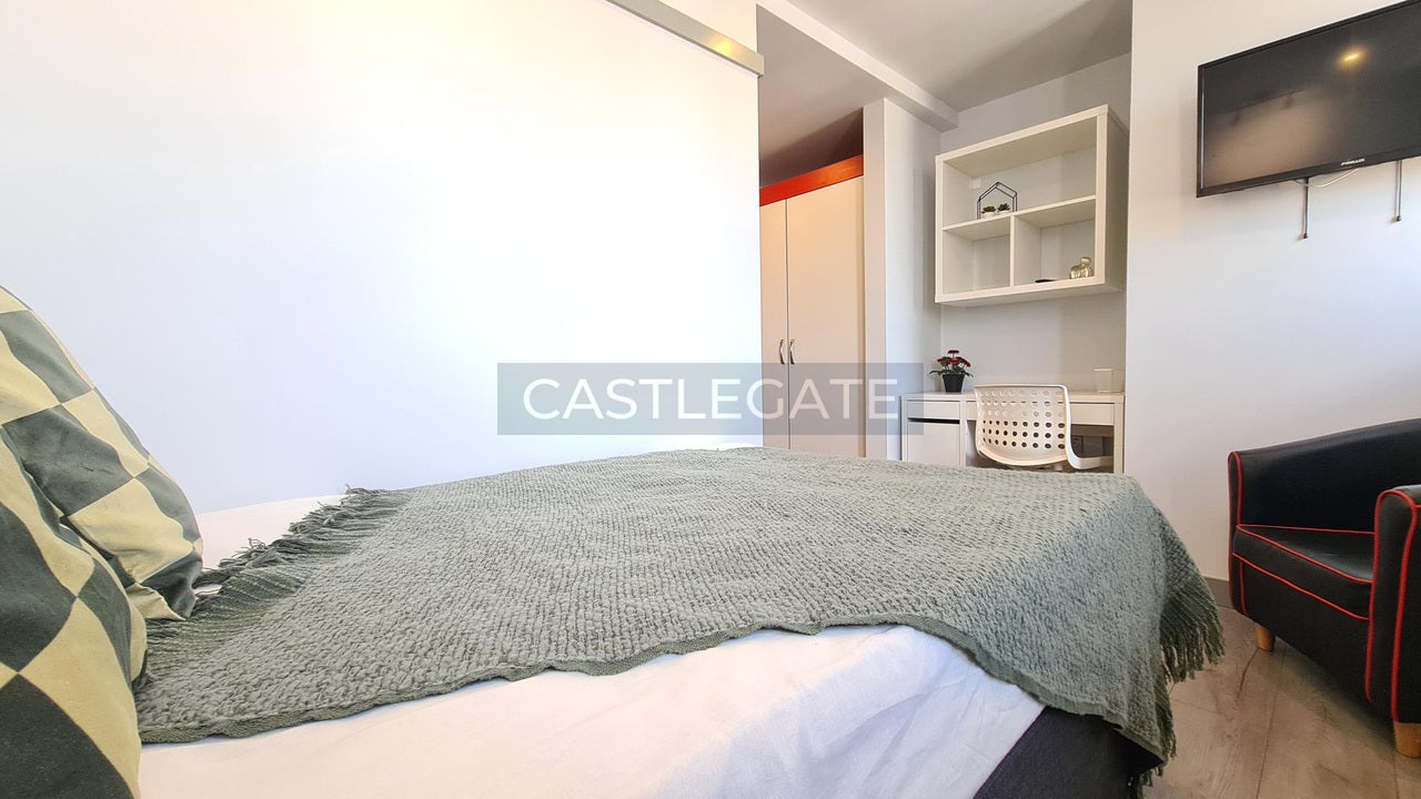 Room Half Moon Street in Huddersfield