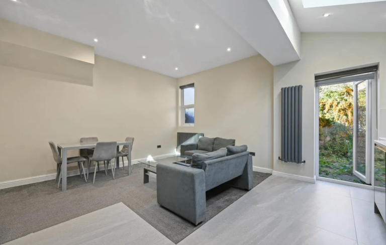 Flat Eynham Road in Greater London