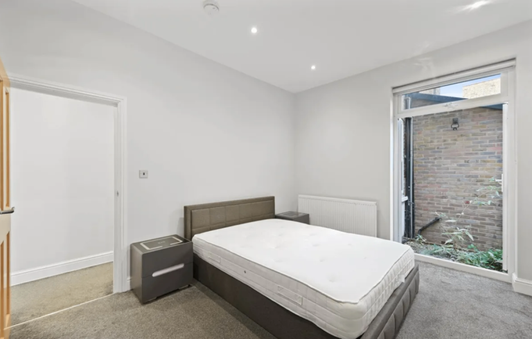 Flat Eynham Road in Greater London