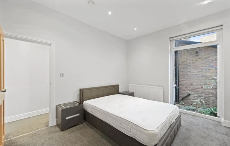 Flat Eynham Road in Greater London