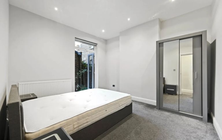 Flat Eynham Road in Greater London
