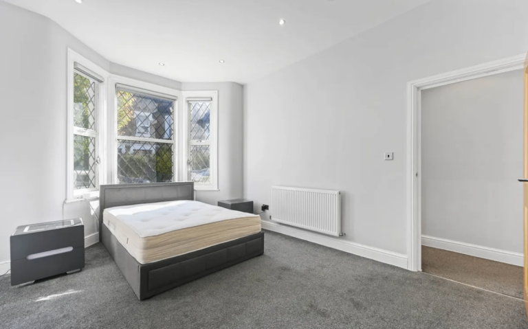 Flat Eynham Road in Greater London