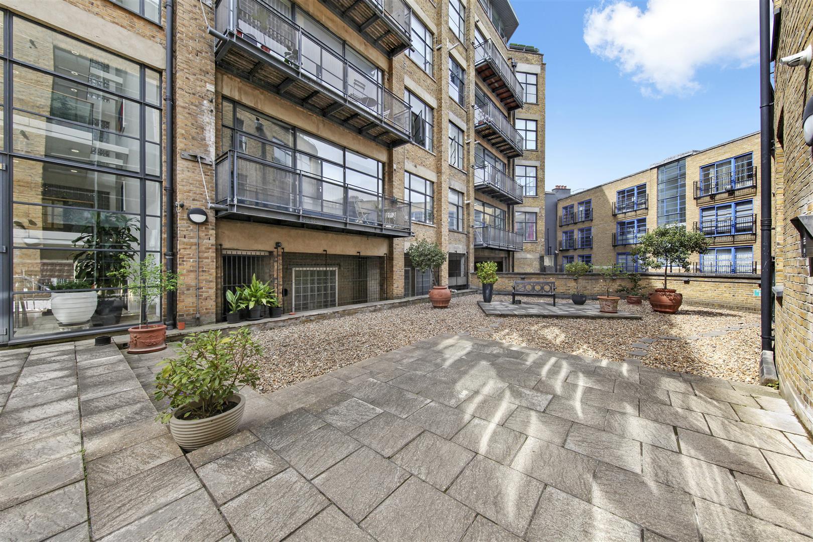 Flat Commercial Street in Greater London