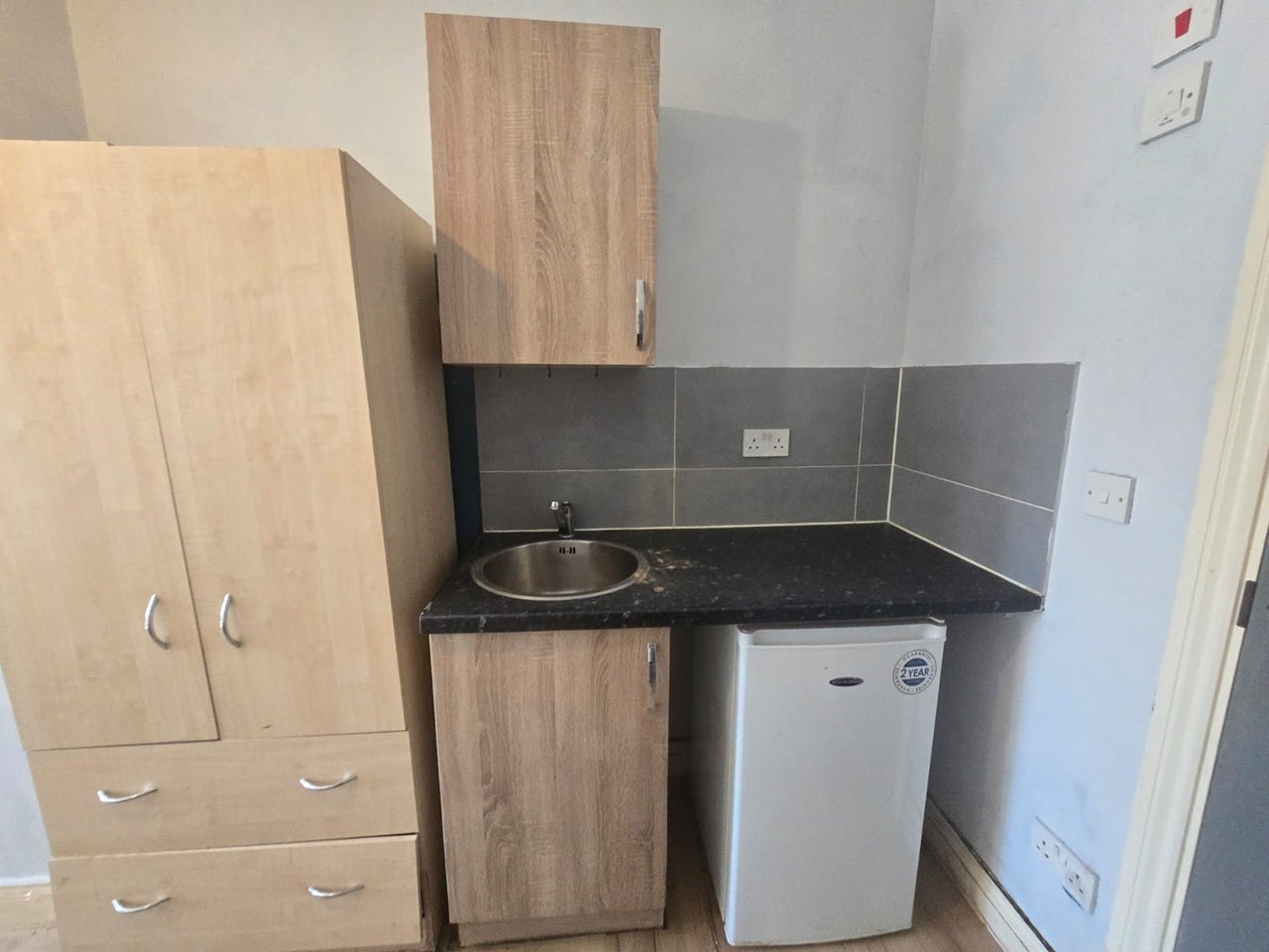 Flat Horsa Road in Greater London