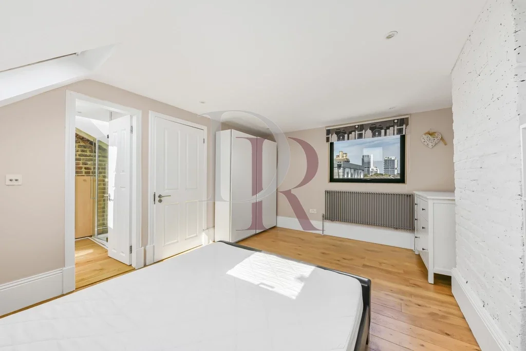 Flat Gillespie Road in Greater London