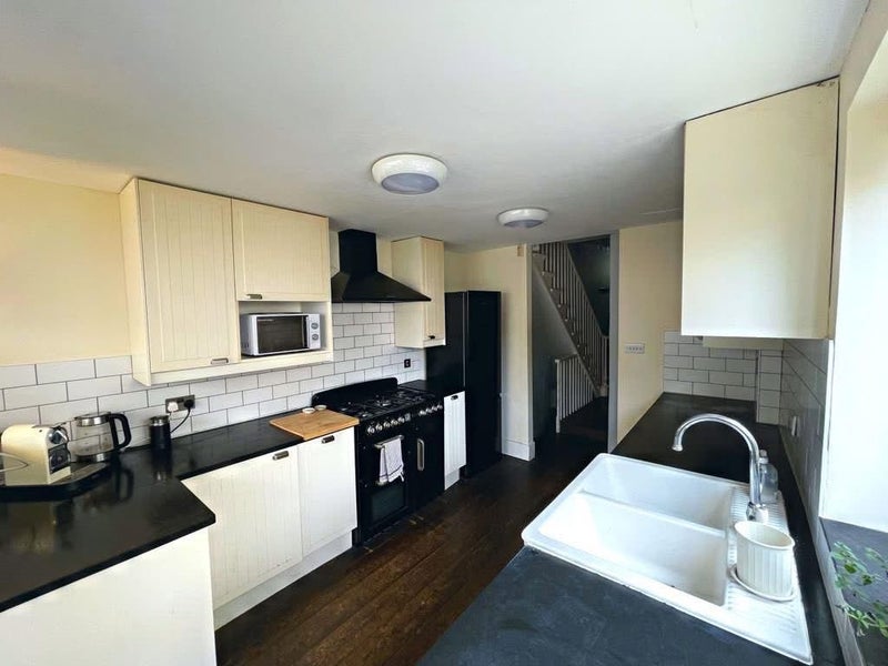 Room Hargwyne Street in Greater London