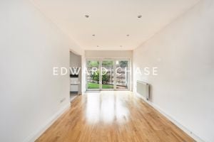 Flat Goodmayes Road in Greater London