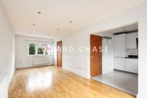 Flat Goodmayes Road in Greater London