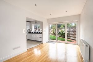 Flat Goodmayes Road in Greater London