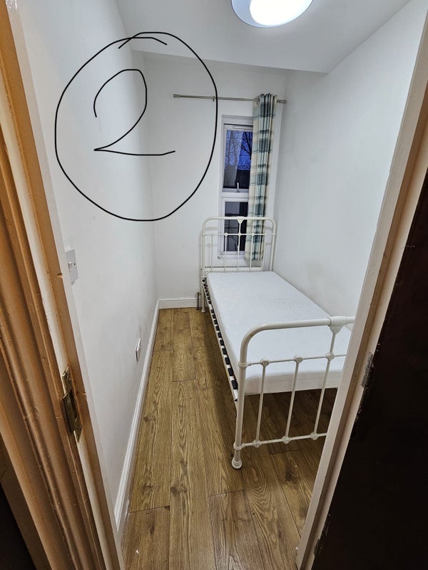 Room Wyndham Road in Greater London
