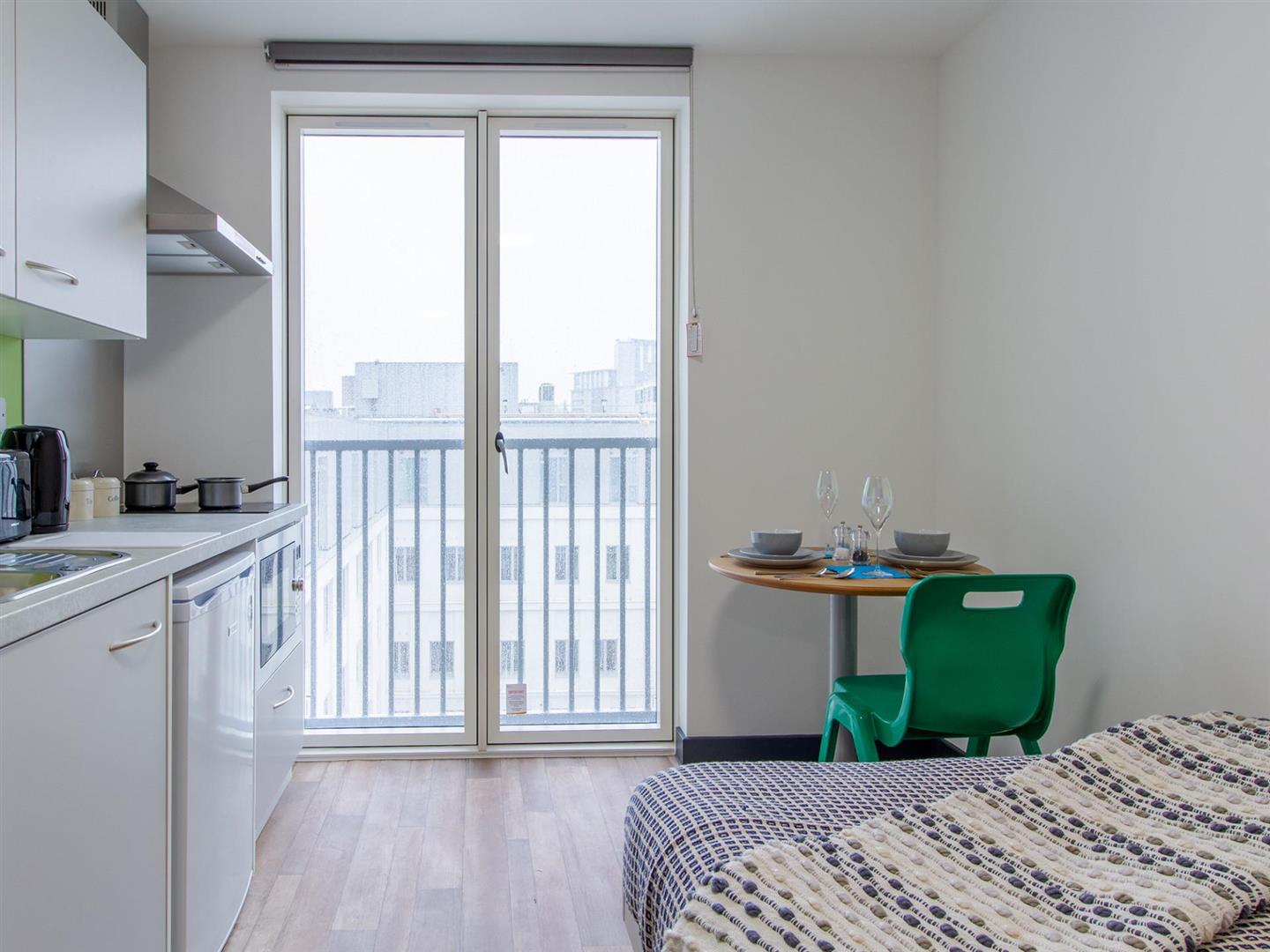 Room Raleigh Street in Plymouth