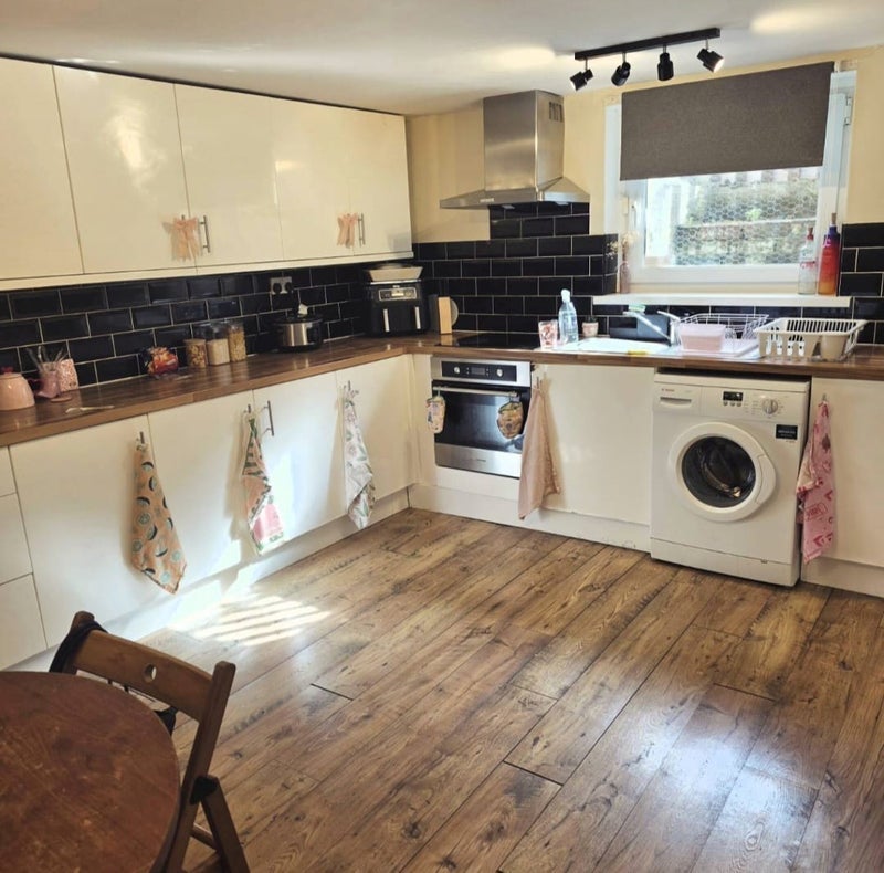 Room Headingley Avenue in Leeds
